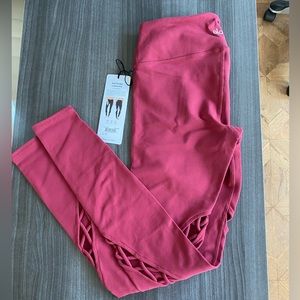 NWT Alo Entwine legging
